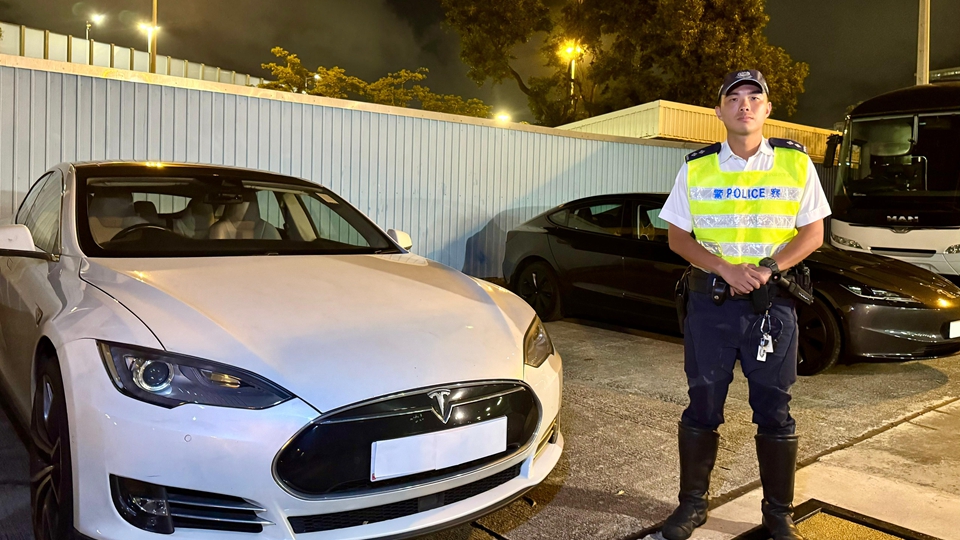 警方港島打擊白牌車 拘2名司機涉非法載客取酬