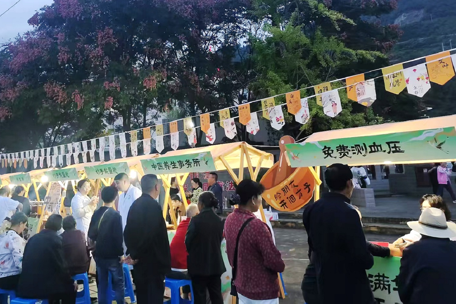 國醫傳播新潮流 四川平武中醫藥文化夜市接地氣