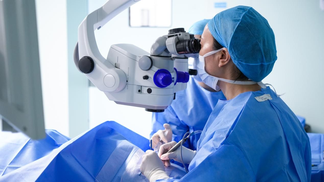 深圳首例臻無級®人工晶狀體植入白內障手術在普瑞星耀成功完成