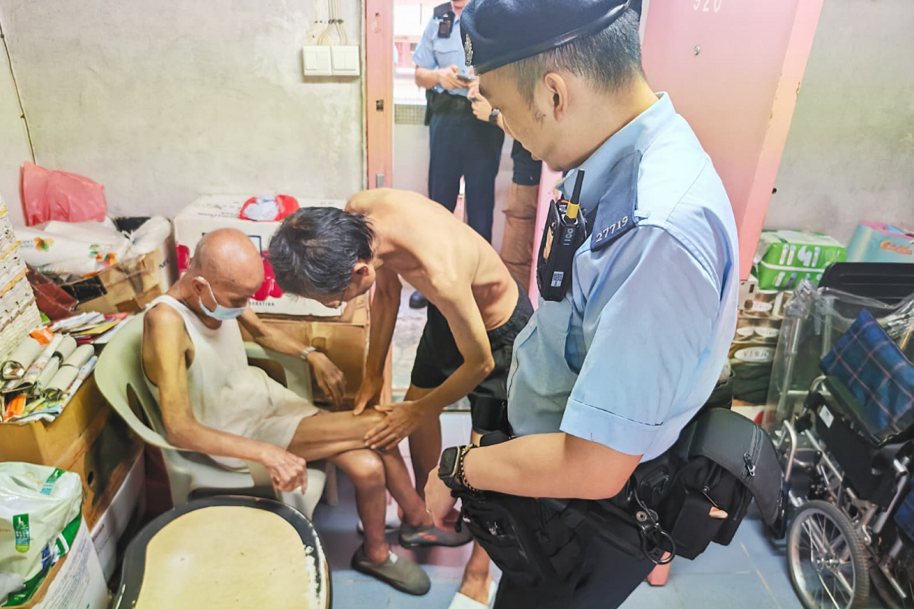 八旬腦退化老翁鑽石山迷路 東九龍衝鋒隊護送返家