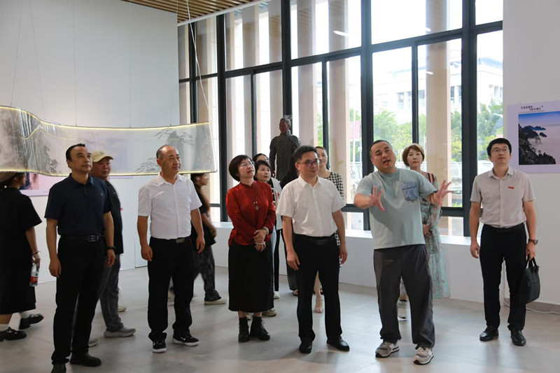 2025黃山海峽兩岸攝影作品展在福州拉帷