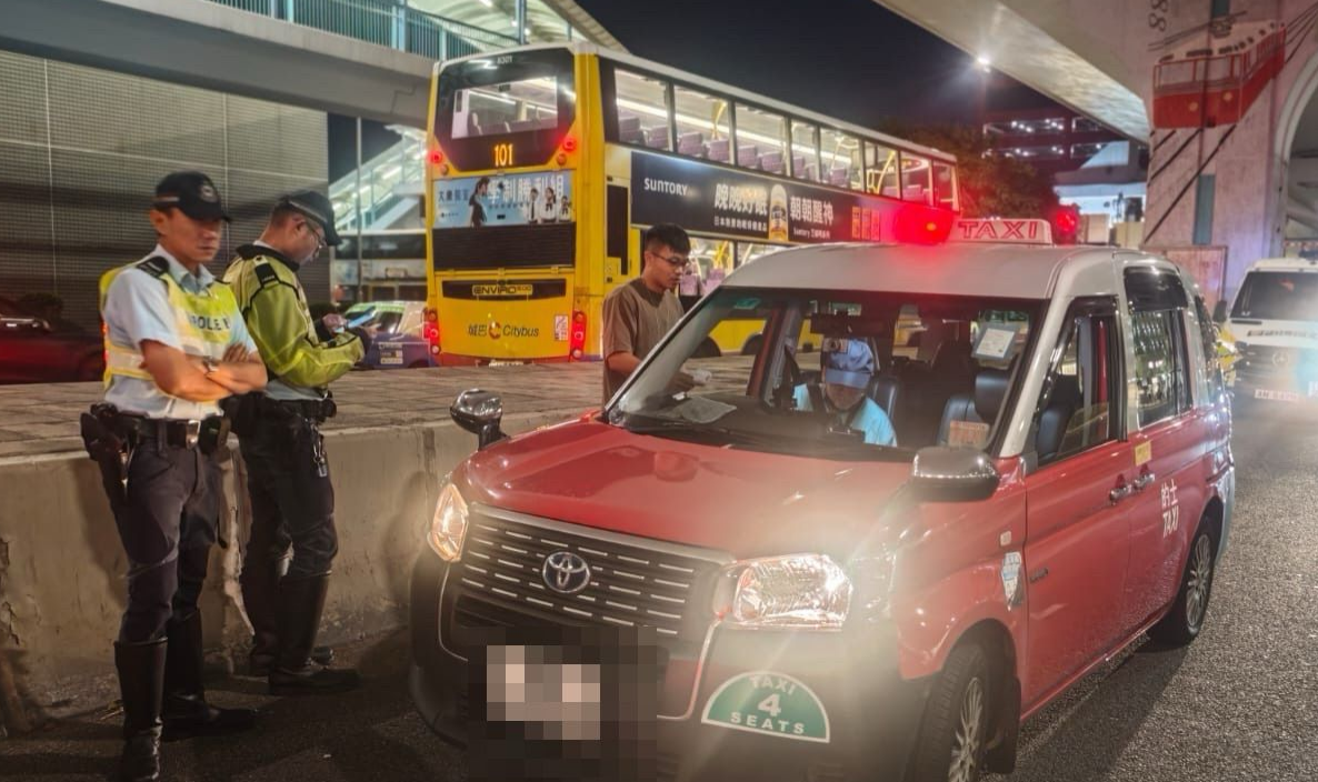 警方中環遊客區打擊的士違規 發4張交通傳票