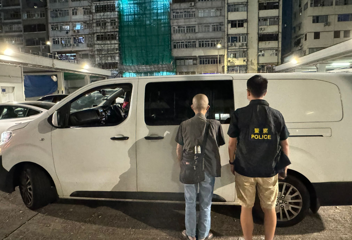 警方旺角搜商場店舖 拘一男檢2500隻淫褻光碟