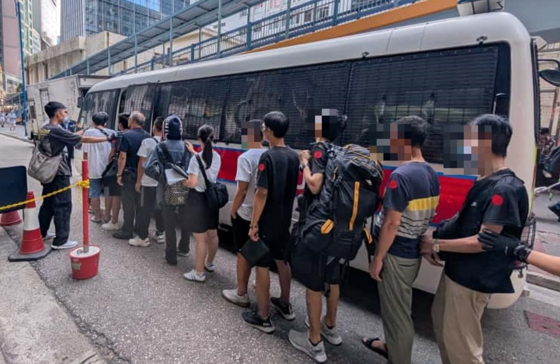 警方觀塘工廈破釣魚機賭檔 拘捕11名男女