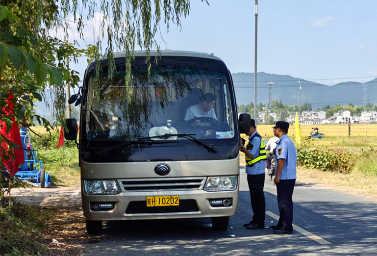 皖黟縣：築牢「雙節」出行安全防線