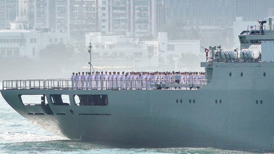 中國海軍83艦編隊抵達香港並組織艦艇開放活動