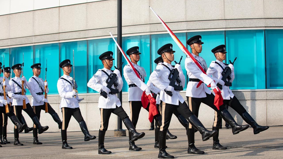 國慶76周年｜金紫荊廣場舉行升旗儀式 警方護旗方隊護送國旗區旗進場