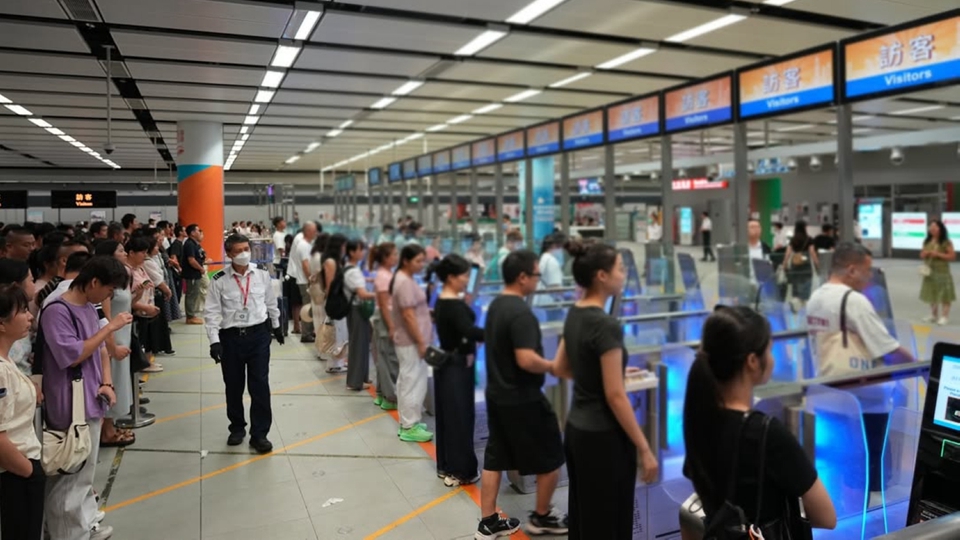 國慶中秋假期入境處堅守崗位 首日各管制站運作暢順