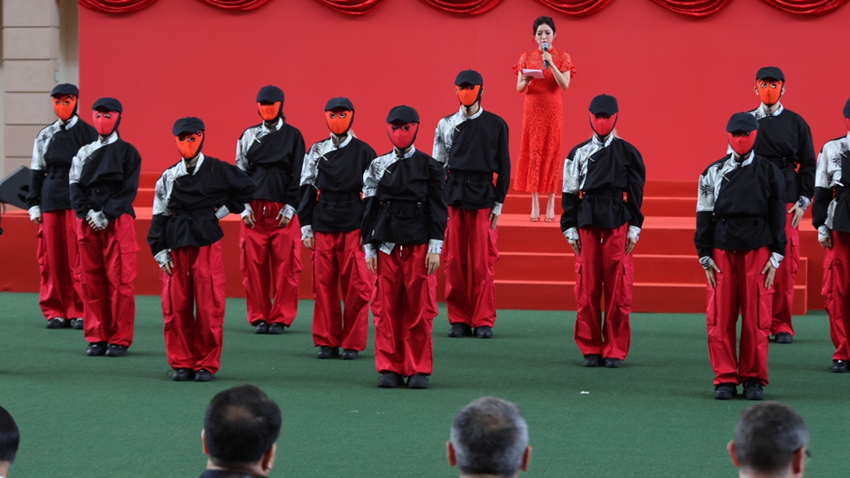 有片｜國慶賽馬日 成都舞團HOMIES呈獻變臉街舞