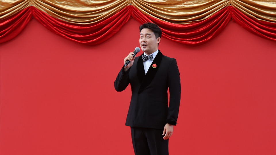 有片｜國慶賽馬日 著名男高音歌唱家張英席馬場獻唱