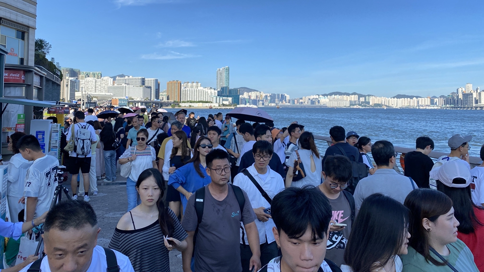 有片｜國慶中秋假期大批內旅客湧港 香港多處推出應節優惠活動