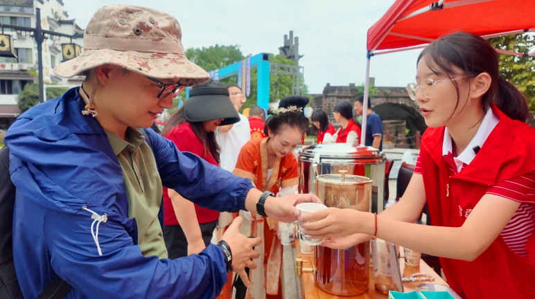 皖休寧縣：雙節同慶暖意濃 志願服務聚愛心