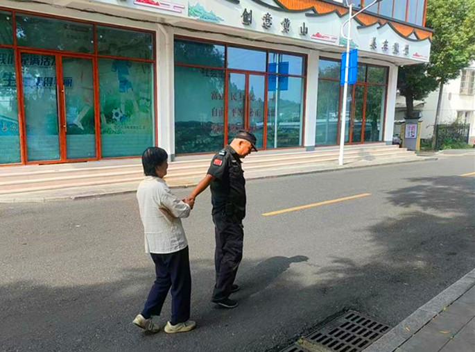 皖屯溪城管：手拉手的溫暖守護  一路書寫「為民溫度」