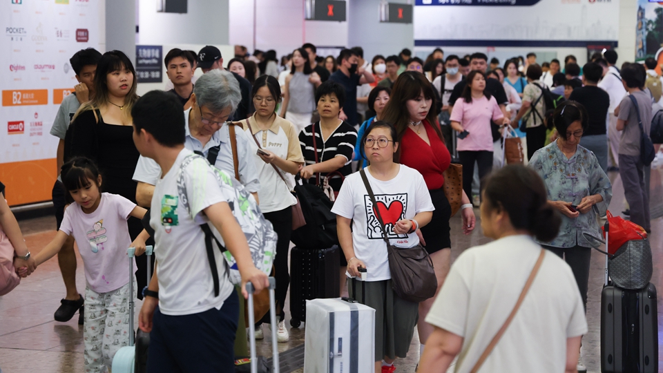 截至10月2日晚上9時逾45萬人次入境 內地客近21萬