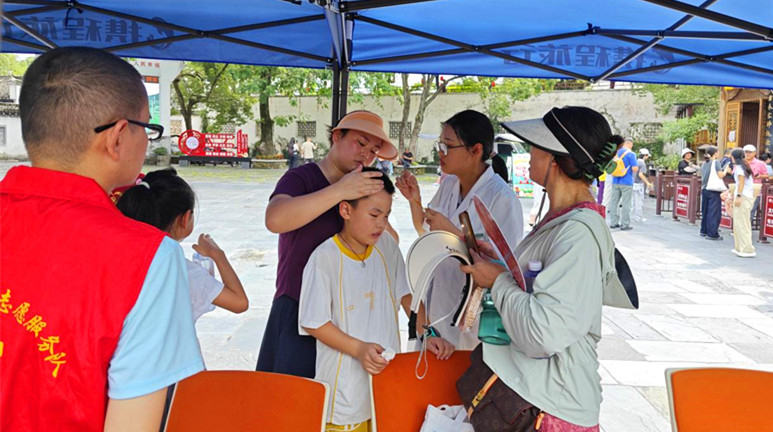 皖黟縣西遞鎮：微光匯聚星河，真情「遞送美好」