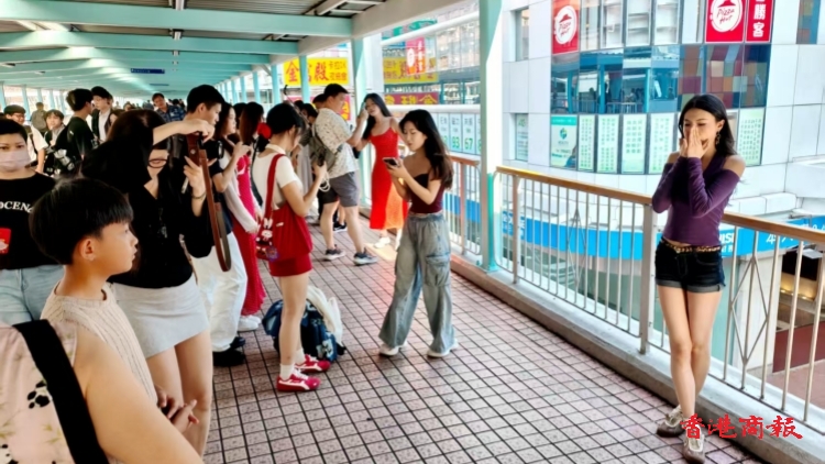 【圖集】內地旅客鍾情深度遊 旺角行人天橋成打卡熱點