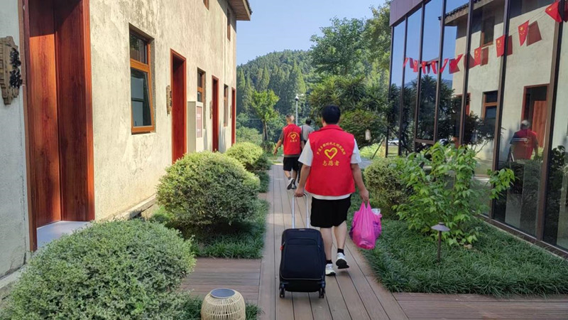 皖祁門縣：蘆溪「志願紅」 「雙節」風景線