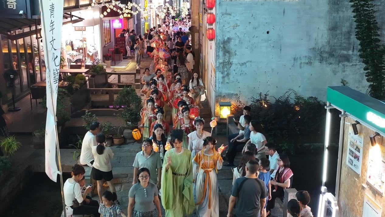 皖屯溪區：花燈巡遊引萬人空巷