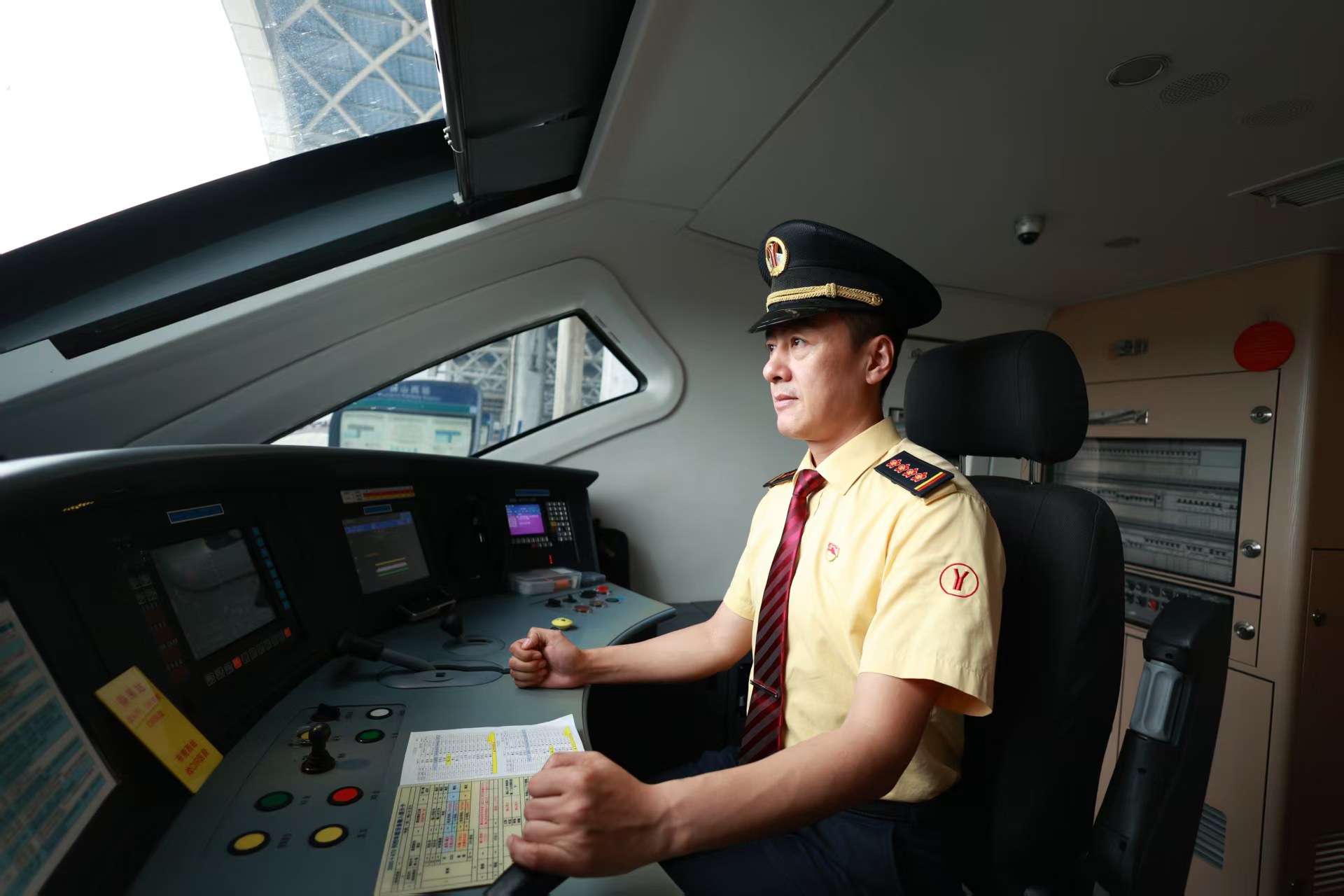 堅守I廣東城際鐵路司機陳威：手裏的操縱杆連着千百個家庭的平安