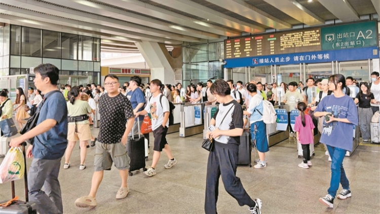 返程高峰 深圳地鐵公交延時運營至零點之後