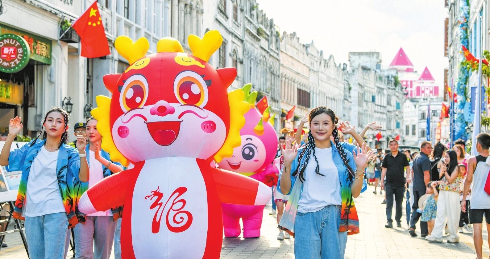 關注2025海口藝術周丨「海口·我愛魯」海島歡樂大巡遊亮相騎樓老街