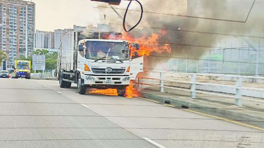 有片｜屯門湖山路垃圾車起火 消防員到場灌救無人傷 