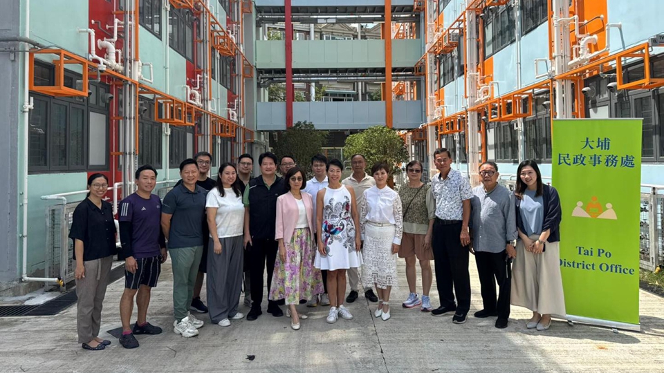 民政事務總署探訪「善樓」 為居民派發福袋送祝福