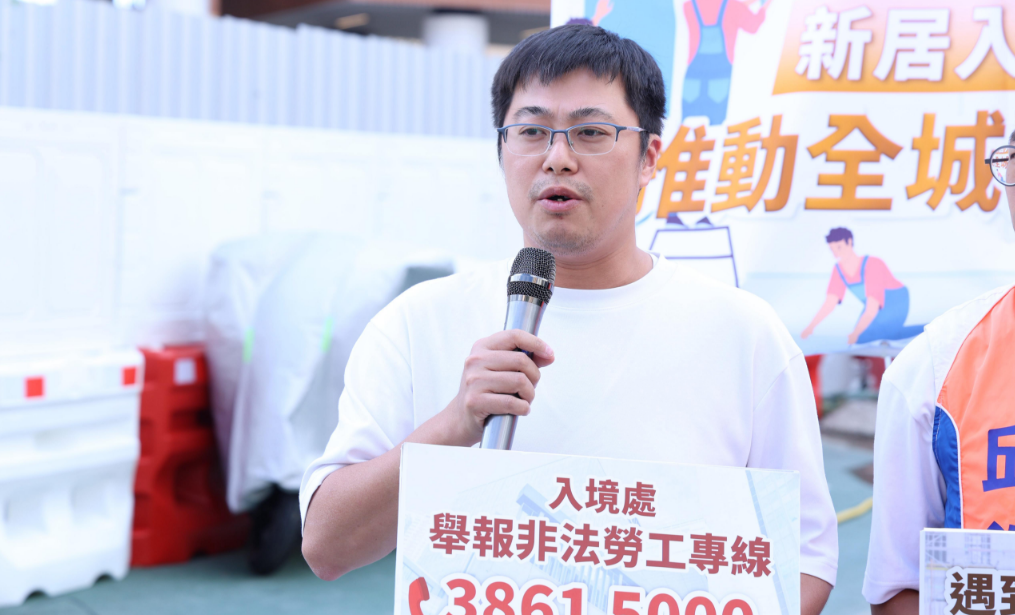 顏汶羽到安達臣道向居民傳遞提防誤聘「黑工」訊息