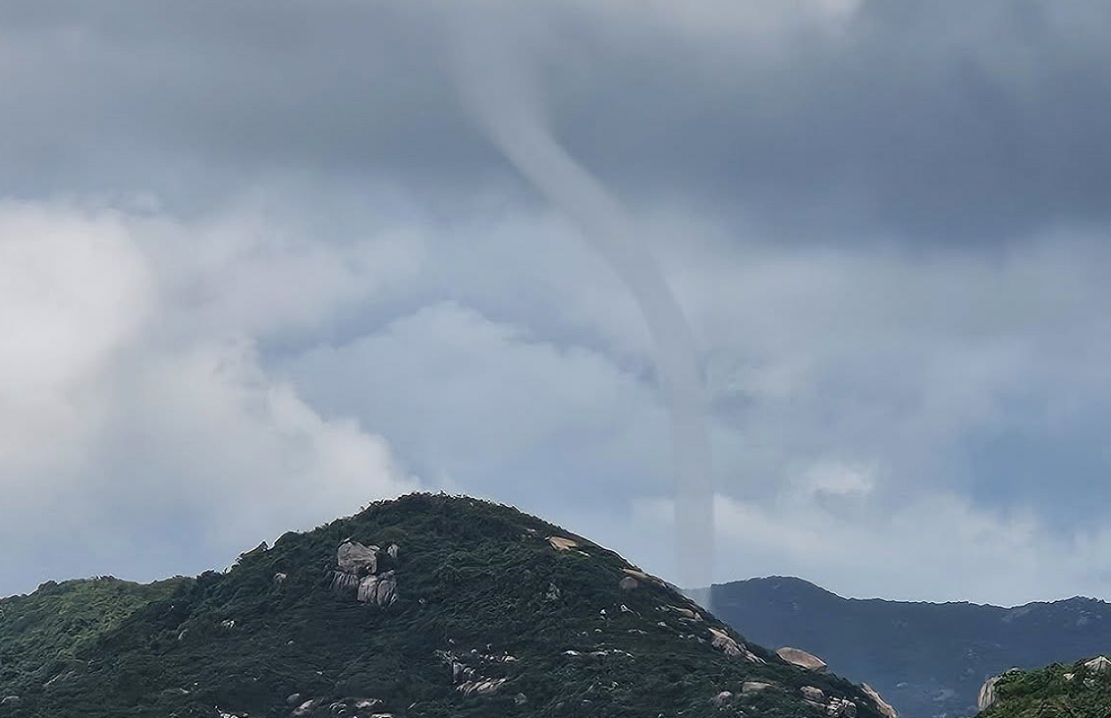 南丫島附近12日下午現水龍捲