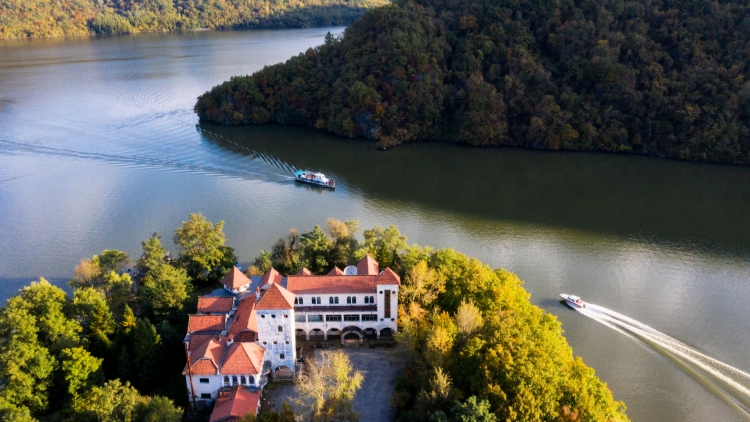 青山溝 331國道上的山水秘境