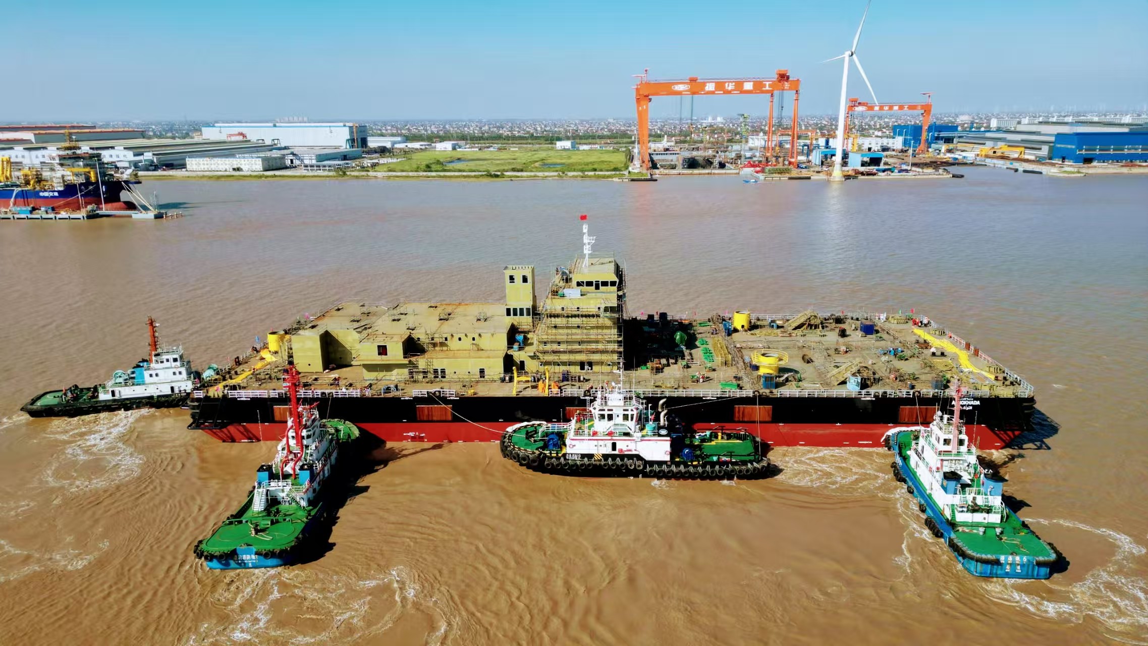 迪拜5000噸固定臂架起重船順利吉水