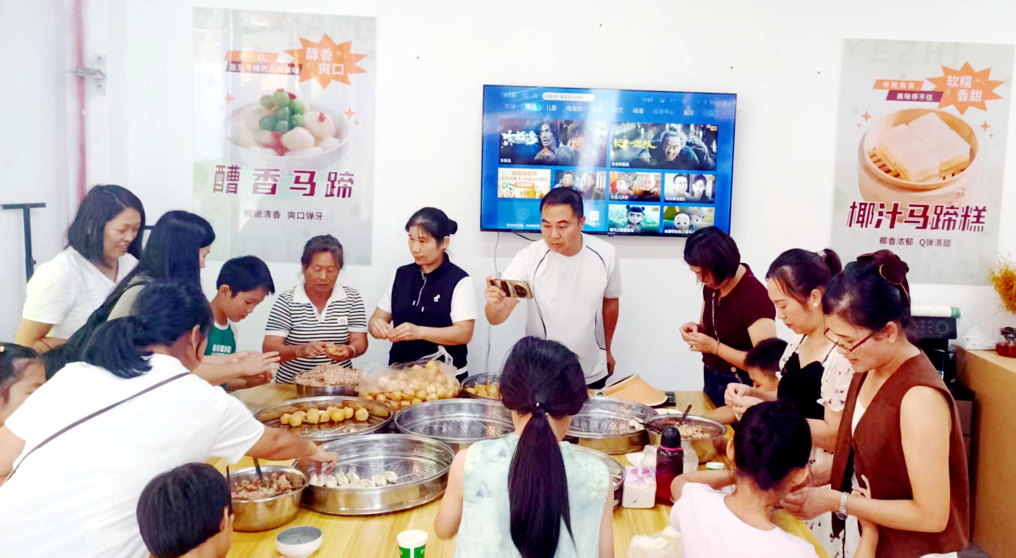 桂賀州非遺體驗店飄馬蹄香 遊客手作「元寶」餃子迎福