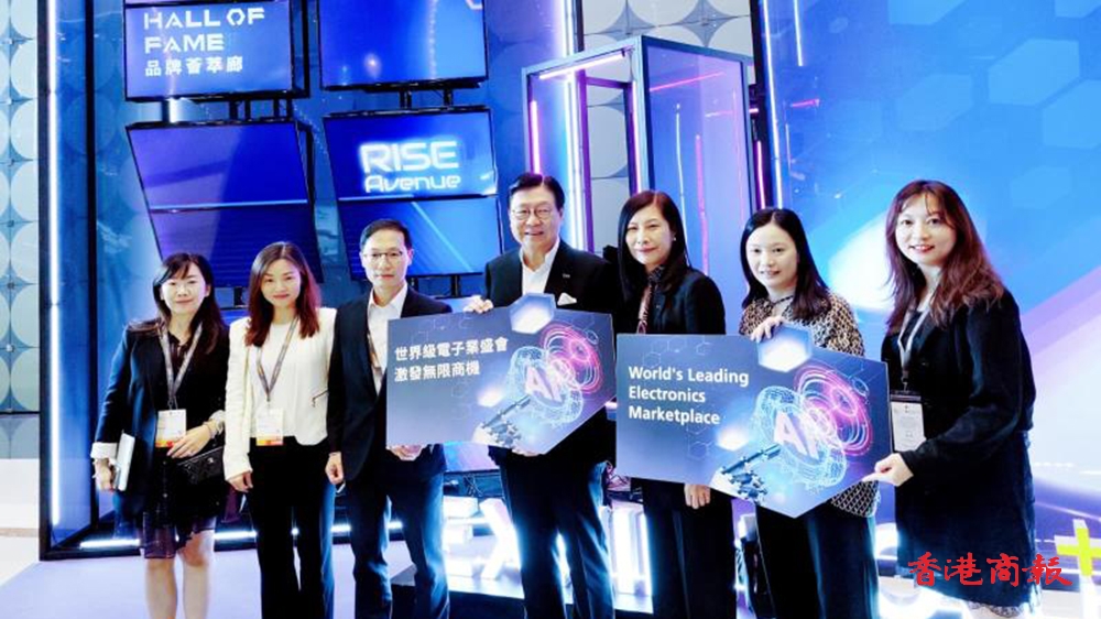 秋電展機械人現磨咖啡拉花 仿生手彈琴吸睛