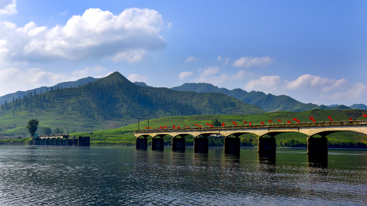 「在那桃花盛開的地方」照進現實！丹東寬甸河口村：「桃」醉河口 紅色鑄魂