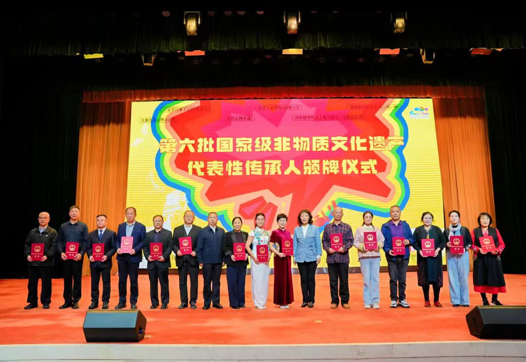 山西為49名國家級非遺傳承人頒牌