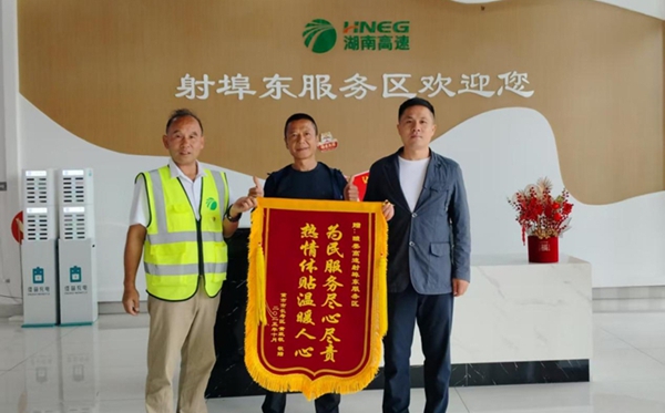 湖南高速服務區的旅途溫度 | 「路燈」故事