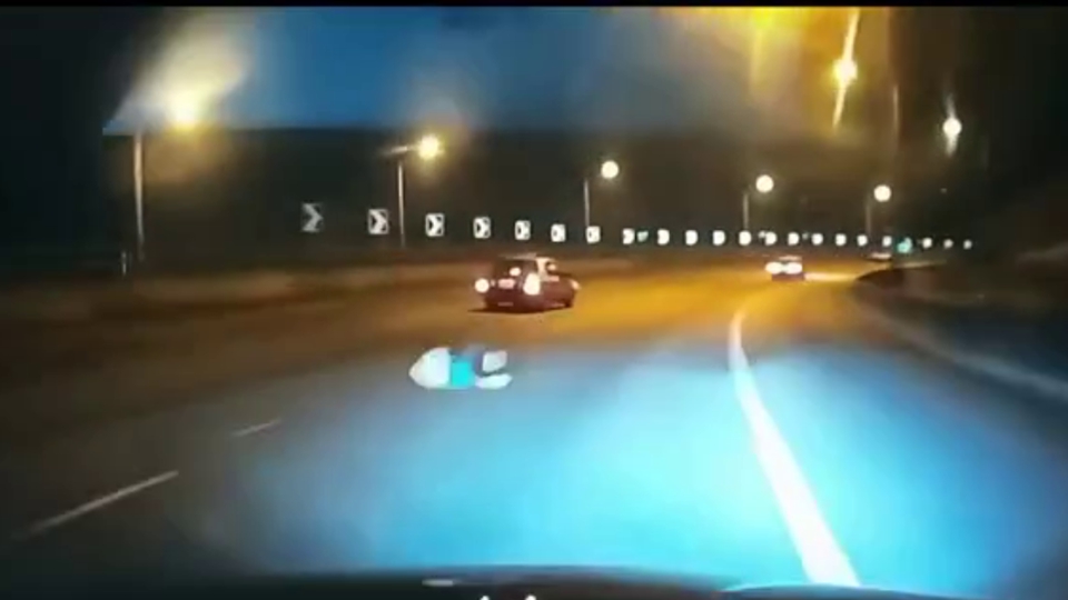 有片｜的士高速公路行駛時乘客跌出車外 網民：「係咪自殺呀？」