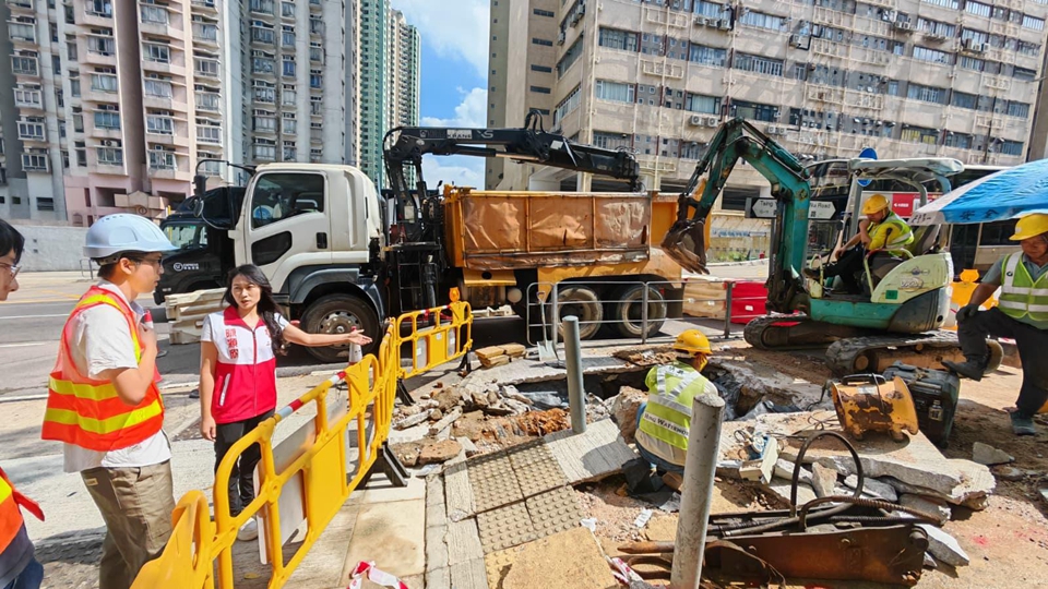 青衣鄉事會路爆鹹水管 工聯會促全面檢修更換老化喉管