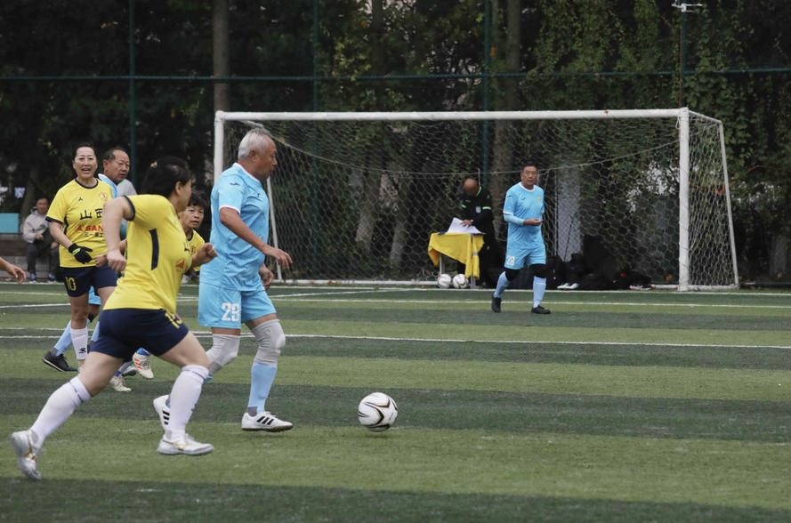 全國友好城市中老年足球賽青島賽區閉幕 綠茵老將展風采