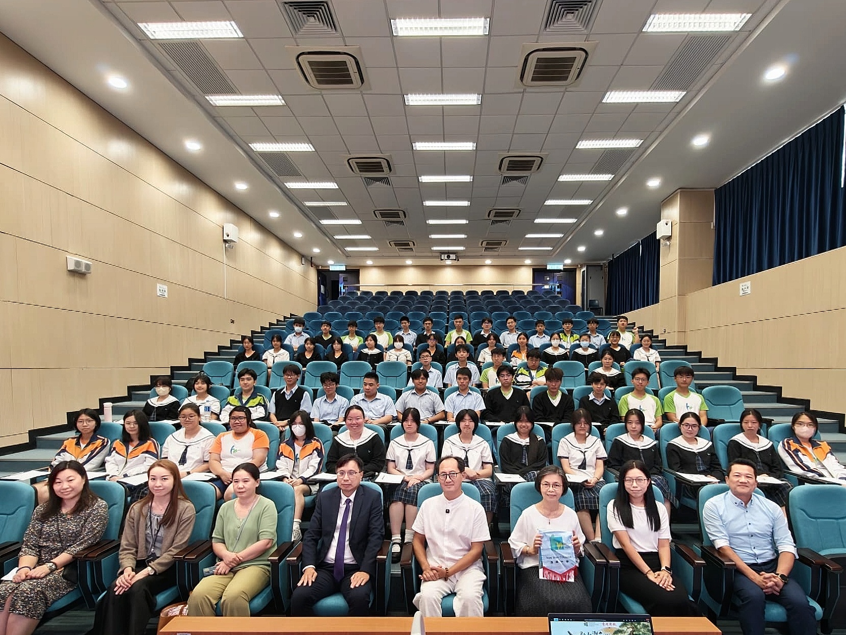 走訪漢華中學 衣向東：文學滋養健全人格