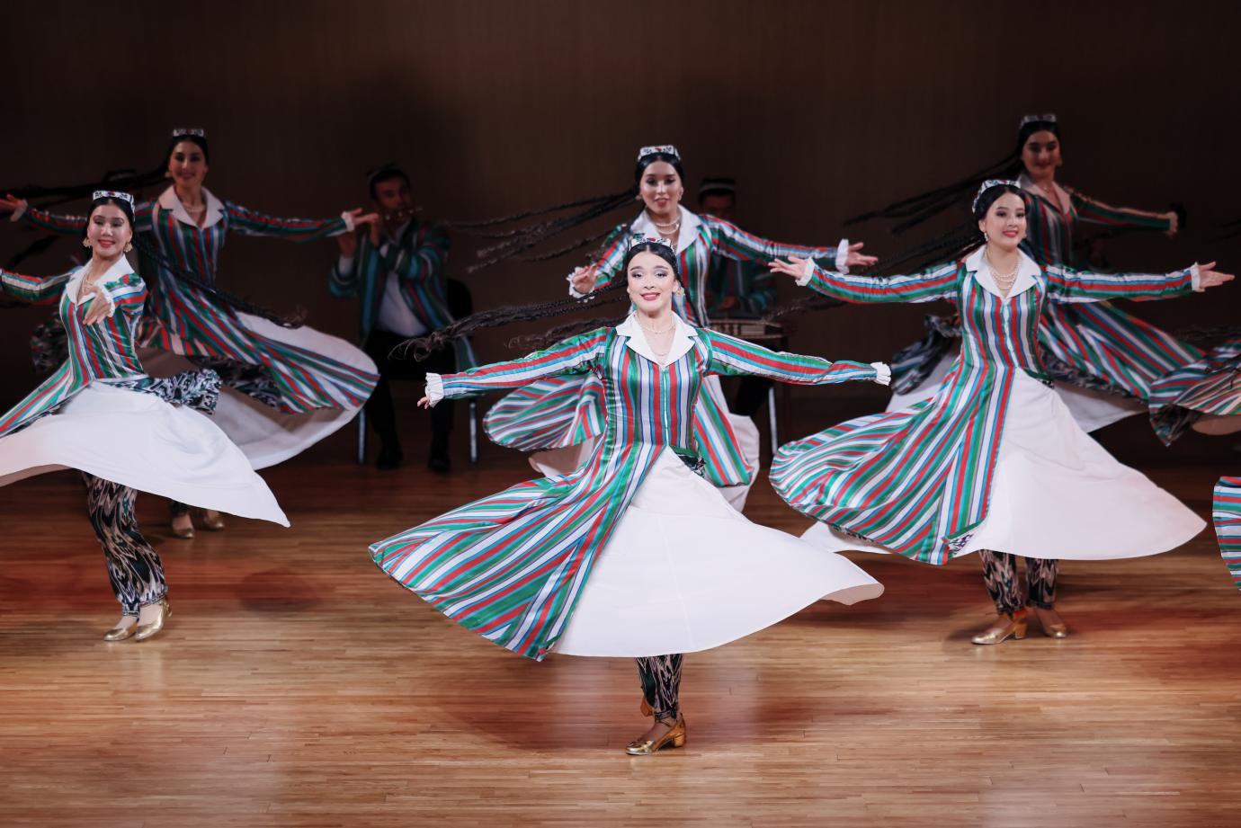 舞動絲路風情，共譜時代華章 烏茲別克斯坦國家級藝術瑰寶「巴克霍爾」歌舞團深圳首演