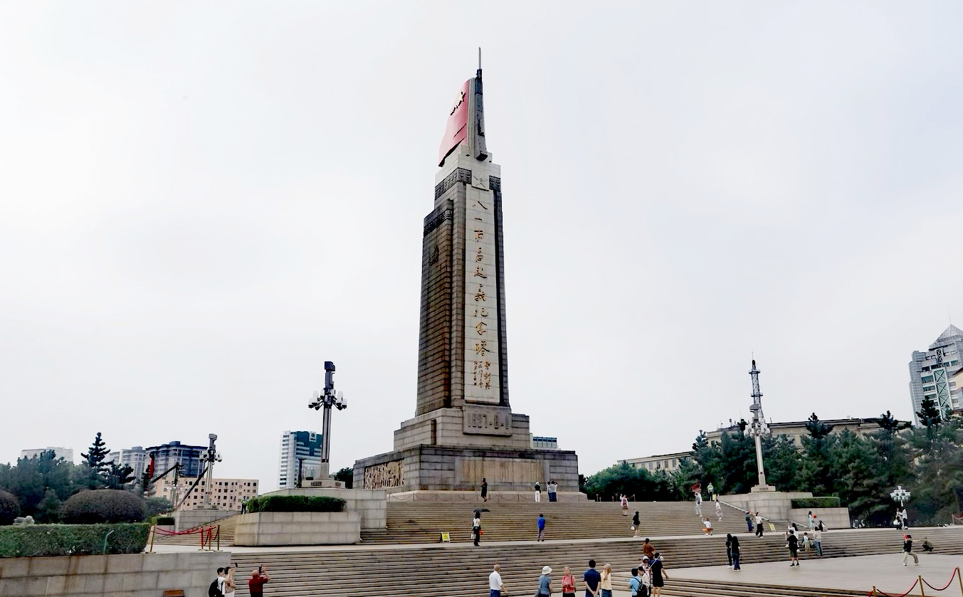 八一軍旗紅  英雄南昌城