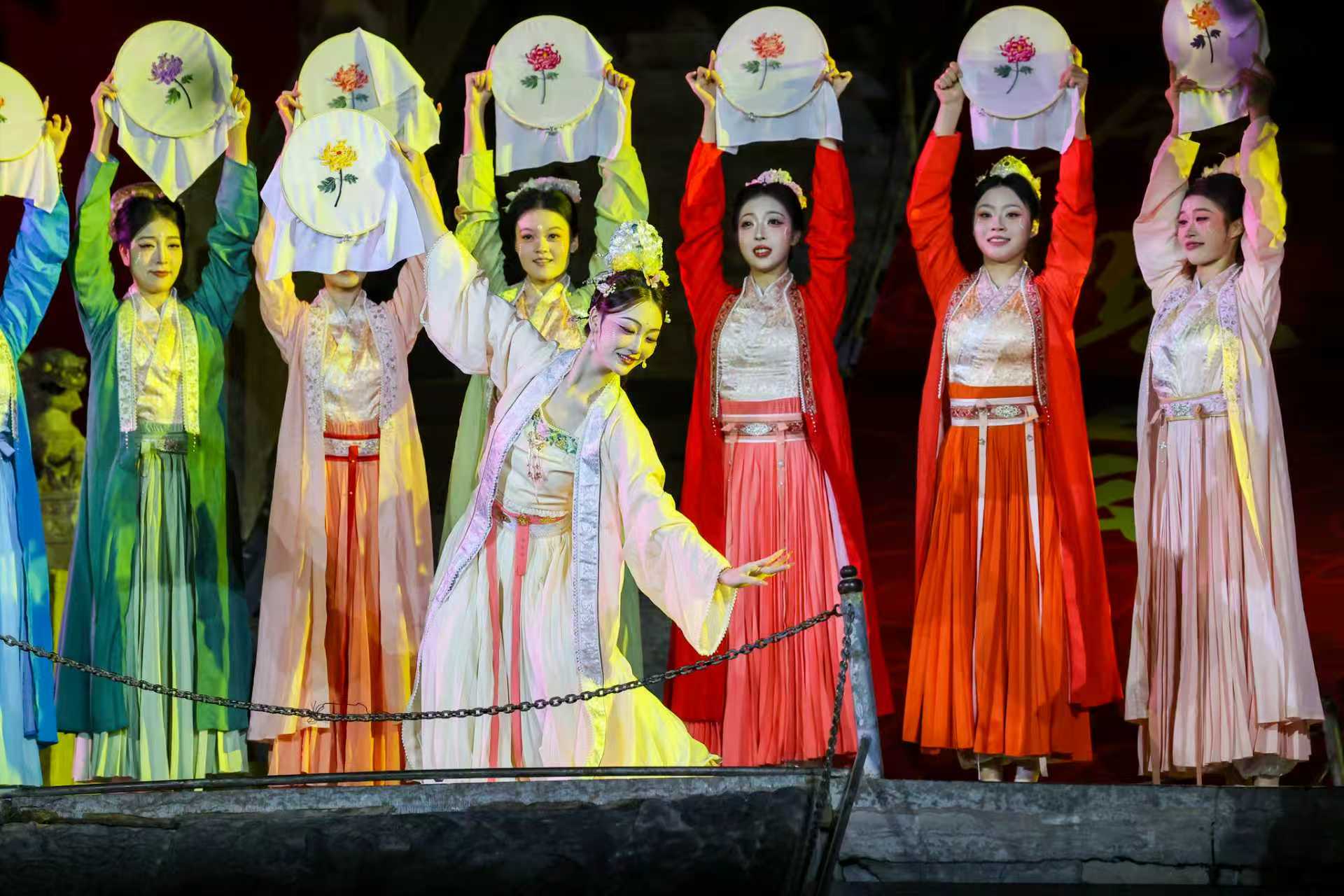 第十五屆中國菊花展覽會在河南開封開幕 宋風菊韻煥活古都文旅新活力