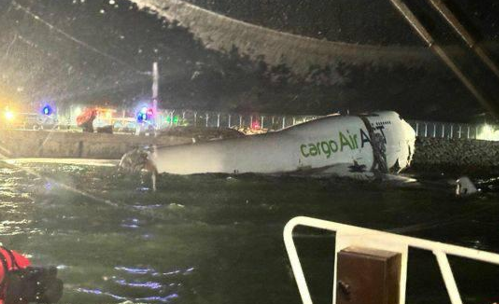 迪拜來港貨機衝出跑道墮海 地勤車捱撞落海2人亡