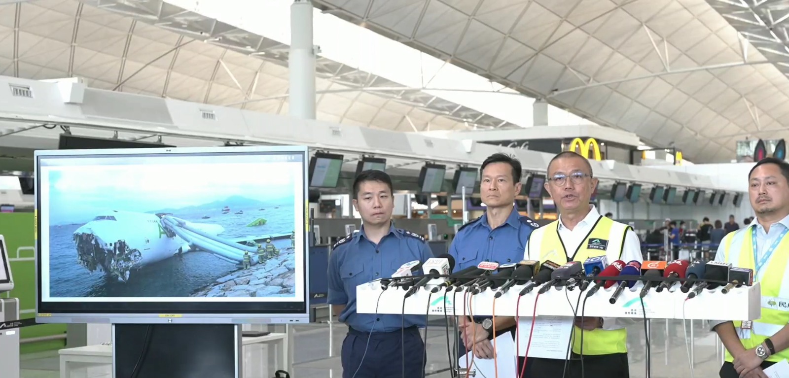 貨機衝破圍欄將巡邏車撞落海　兩條跑道運作不影響航班　