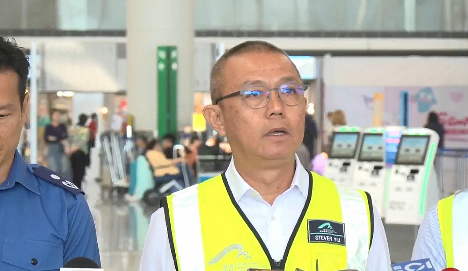 巡邏車停靠位置與跑道保持安全距離　未知是否與強風有關