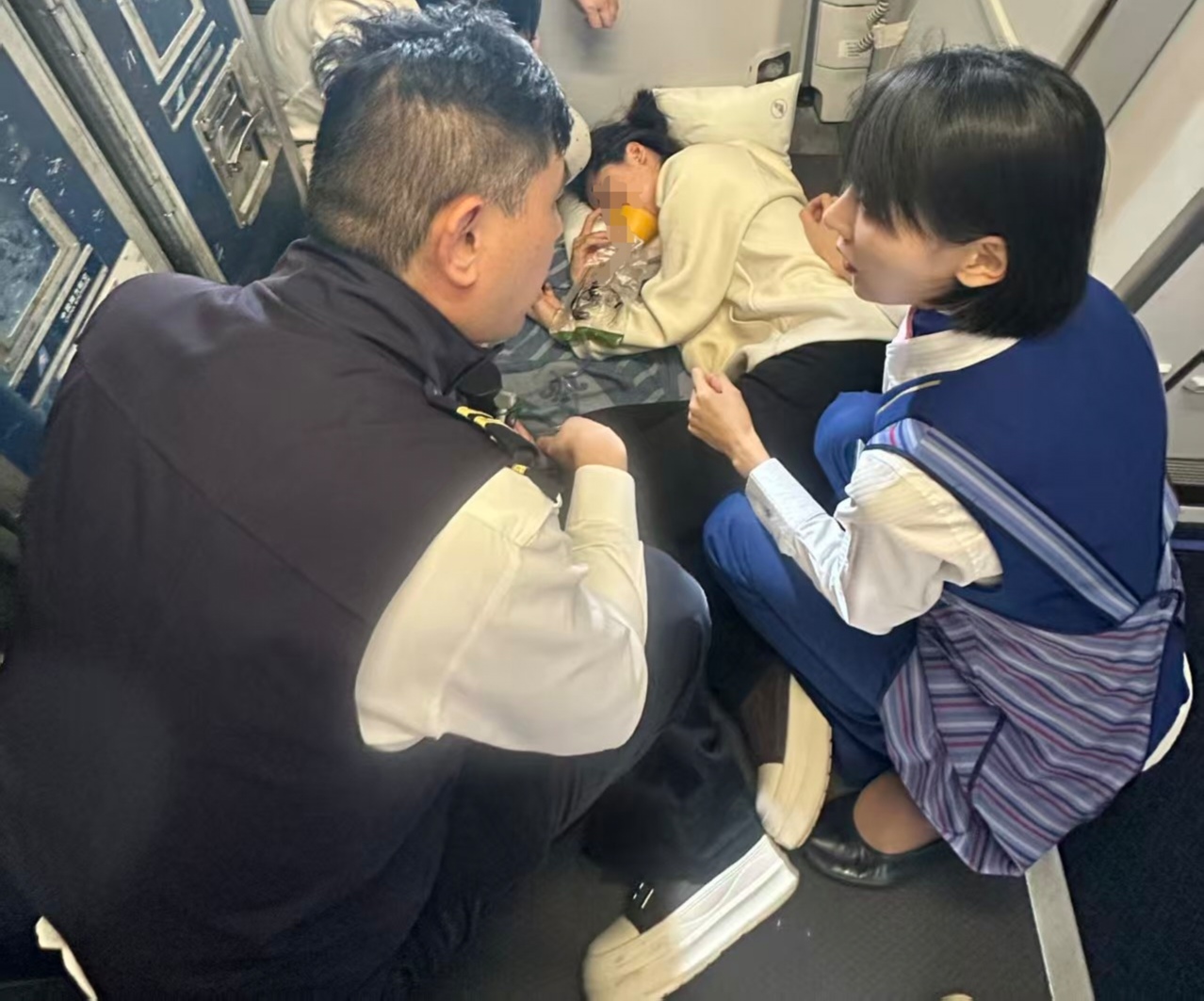 萬米高空旅客突發不適 南航乘務組緊急救助轉危為安