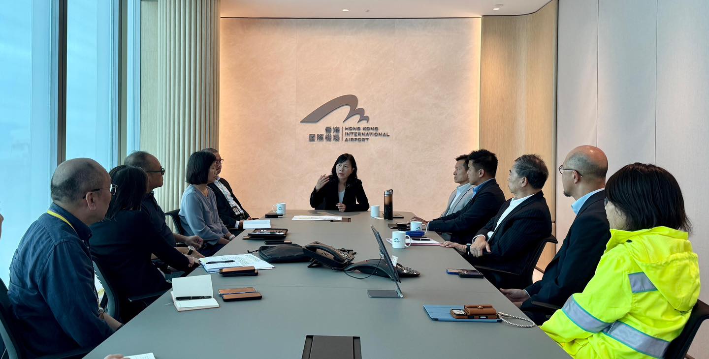 陳美寶在機場召開會議  了解貨機滑出海面意外