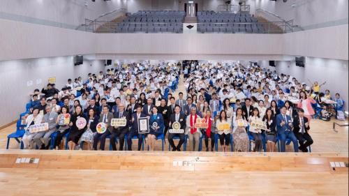 291名港生共書「謙和」 創下硬筆書法世界紀錄