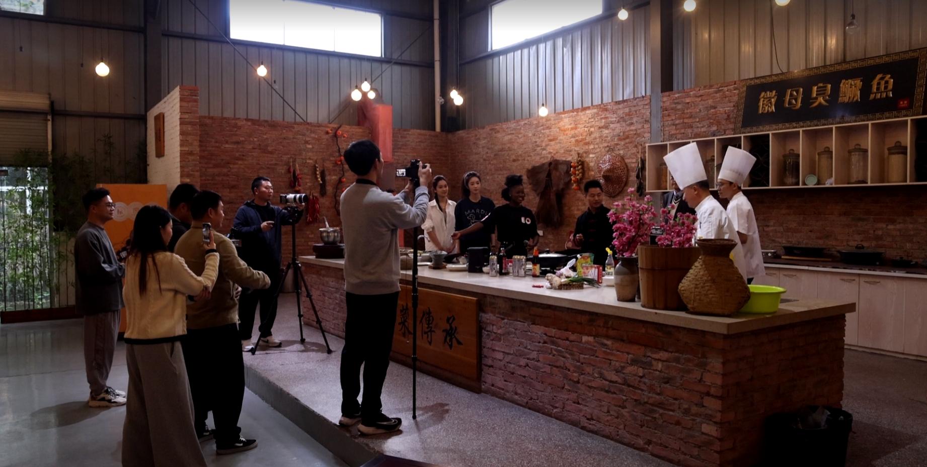 12位選手將角逐十強  《我是主持人》走進徽州區